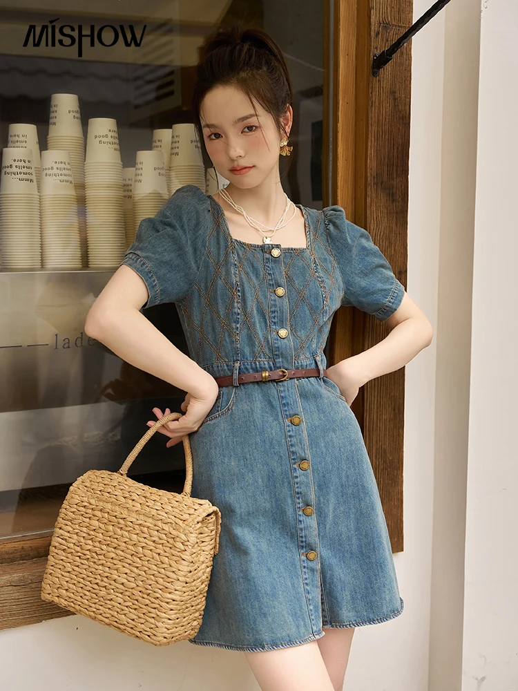 MISHOW Women's Blue Denim Dress 2023 Summer Loose Puff Sleeve Square Collar with Belt Retro A-LINE Knee-Length Dress MXC35L1444
MISHOW Women's Blue Denim Dress 2023 Summer Loose Puff Sleeve Square Collar with Belt Retro A-LINE Knee-Length Dress MXC35L1444