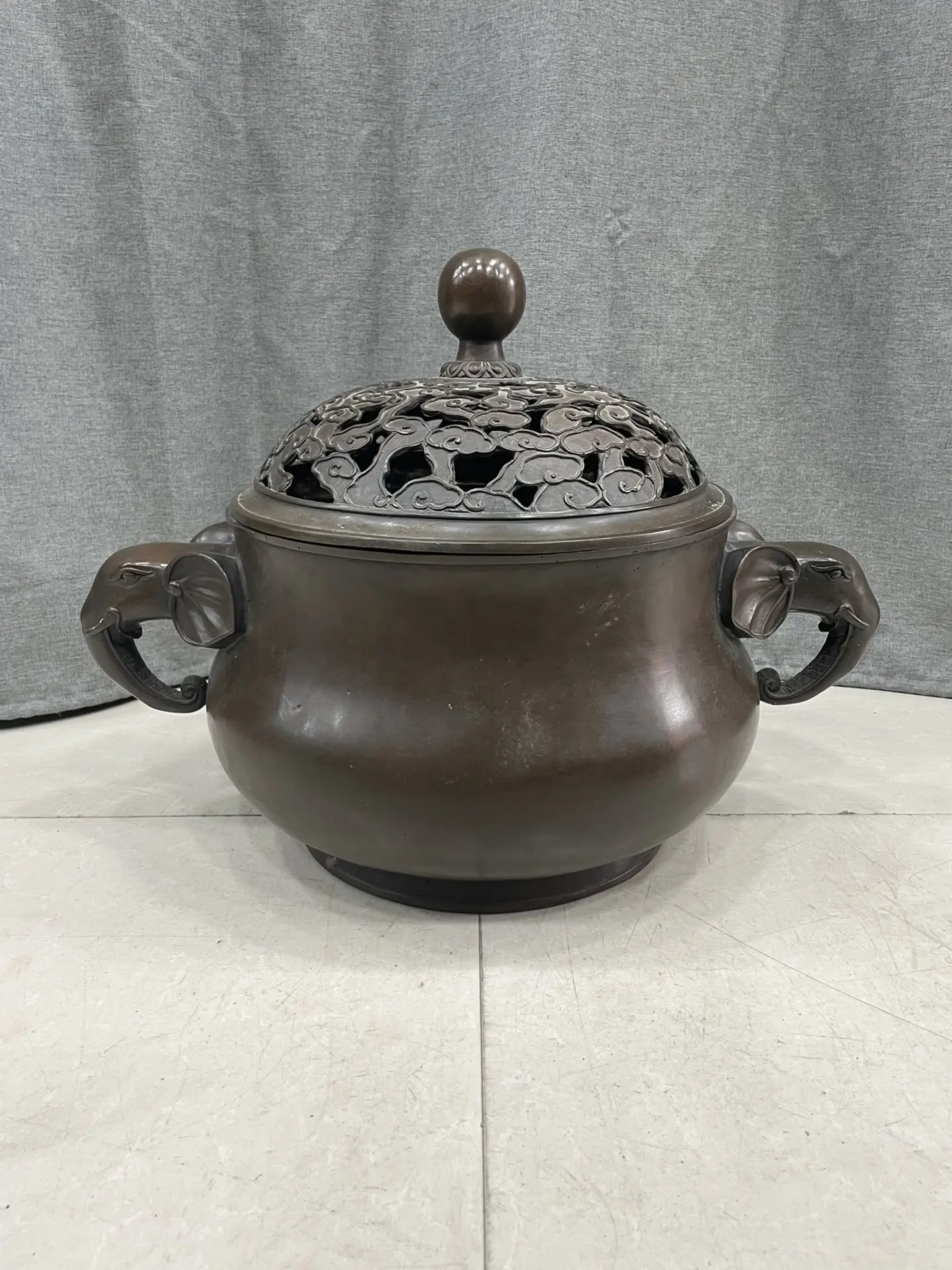 19"Tibetan Temple Collection Old Purple Bronze Cinnabar Ball Cover Hollowed Out Elephant Ear incense burner A Pair Worship Hall
19"Tibetan Temple Collection Old Purple Bronze Cinnabar Ball Cover Hollowed Out Elephant Ear incense burner A Pair Worship Hall