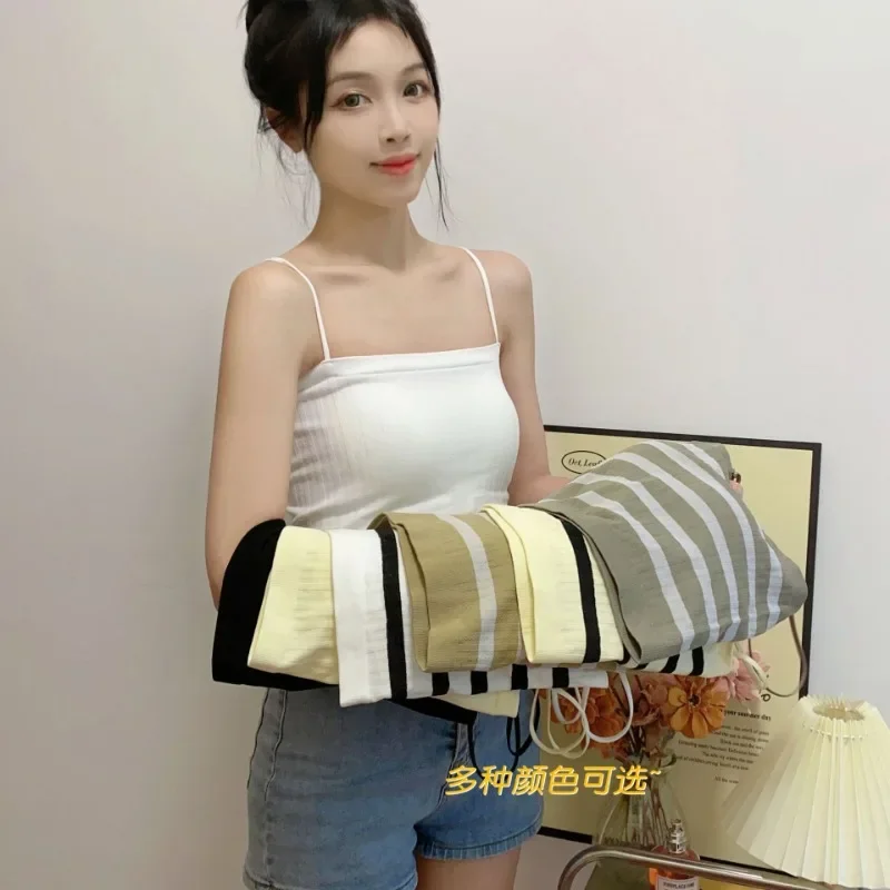 The new striped short halter vest for women with an integrated back with chest pad can be worn outside the base underwear
The new striped short halter vest for women with an integrated back with chest pad can be worn outside the base underwear