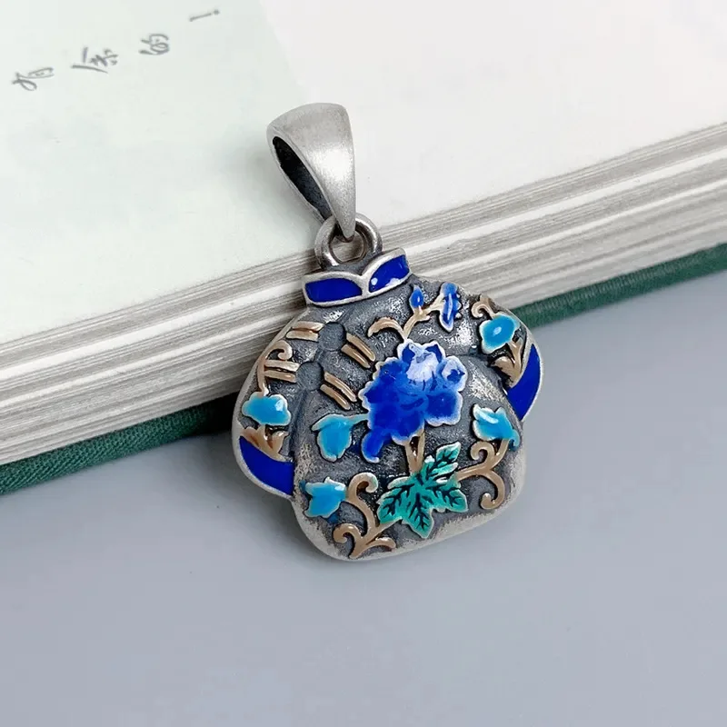 925 Silver Cute Small Cheongsam Necklace for Women Clavicle Chain Enamel Craft Classical Ethnic Style Flower Pendant Jewelry
925 Silver Cute Small Cheongsam Necklace for Women Clavicle Chain Enamel Craft Classical Ethnic Style Flower Pendant Jewelry