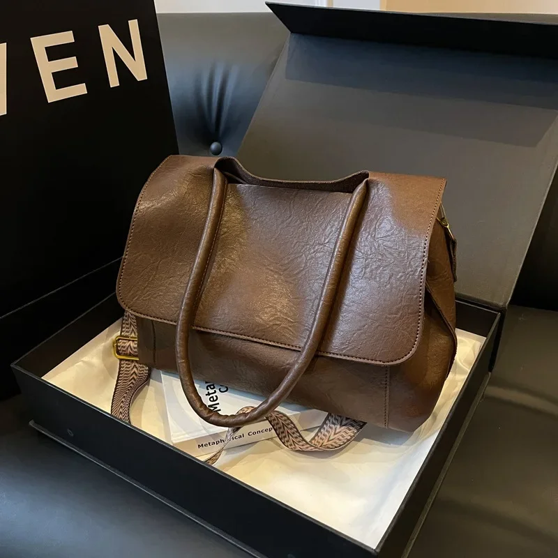 Large Capacity Bag 2023 Autumn/Winter New Vintage Briefcase Women's Small Design One Shoulder Crossbody Bag
Large Capacity Bag 2023 Autumn/Winter New Vintage Briefcase Women's Small Design One Shoulder Crossbody Bag