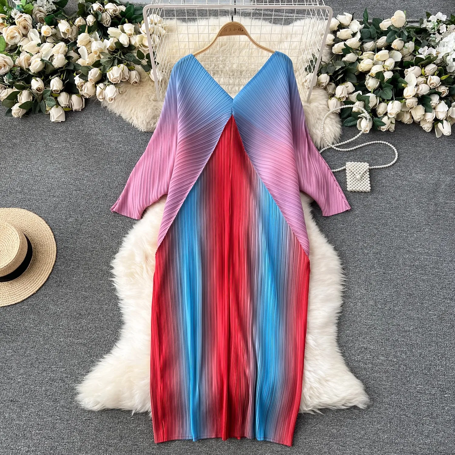 Fashion New Gradient Color Pleated Dress V Neck Batwing Sleeve Loose Casual Miyake Pleated Dresses Women Spring Summer Vestidos
Fashion New Gradient Color Pleated Dress V Neck Batwing Sleeve Loose Casual Miyake Pleated Dresses Women Spring Summer Vestidos