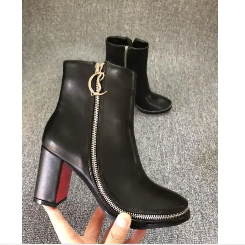 Luxury Designer Black Brown TOP Quality Red Soles Round Toe Ankle Boots Sexy Zipper High Heels Shoes NEW Brand Thick Heel Pumps
Luxury Designer Black Brown TOP Quality Red Soles Round Toe Ankle Boots Sexy Zipper High Heels Shoes NEW Brand Thick Heel Pumps