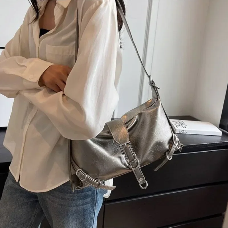 2023 High Quality Women's Bags Autumn New Fashion Simplicity High-capacity Advanced Sense Shoulder Bag Solid Versatile Handbag
2023 High Quality Women's Bags Autumn New Fashion Simplicity High-capacity Advanced Sense Shoulder Bag Solid Versatile Handbag