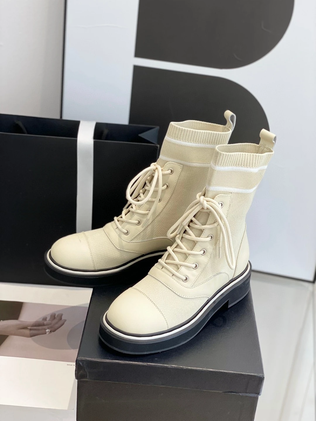 Fall/Winter 2023 New Women's Booties Martin Boots Flying Fabric Sheepskin Inner Size 35-39
Fall/Winter 2023 New Women's Booties Martin Boots Flying Fabric Sheepskin Inner Size 35-39