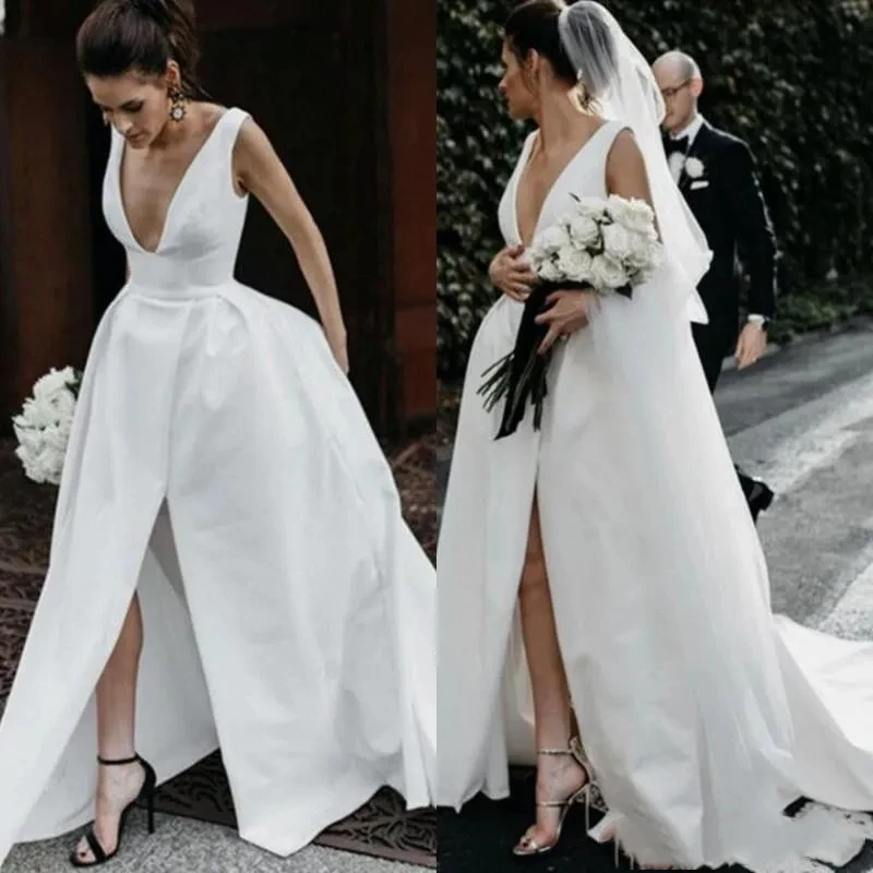 Simple and elegant deep V-neck ladies custom wedding dress sexy high slit halter-back sleeveless beach photography bridal dress
Simple and elegant deep V-neck ladies custom wedding dress sexy high slit halter-back sleeveless beach photography bridal dress