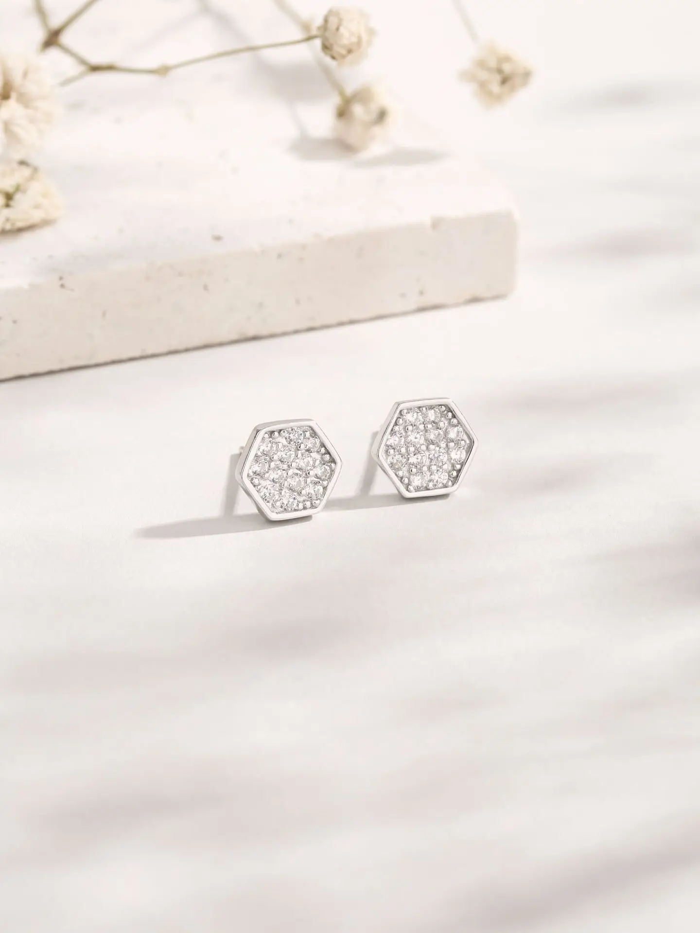 2023 European and American minimalist accessories for women S925 sterling silver earrings, new trend creative diamond earrings
2023 European and American minimalist accessories for women S925 sterling silver earrings, new trend creative diamond earrings