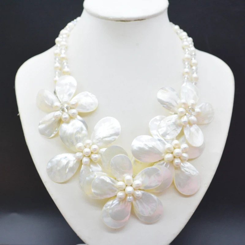 

Exquisite. Beautiful natural sea shell pearl flower necklace. Glamour ladies party necklace 20"