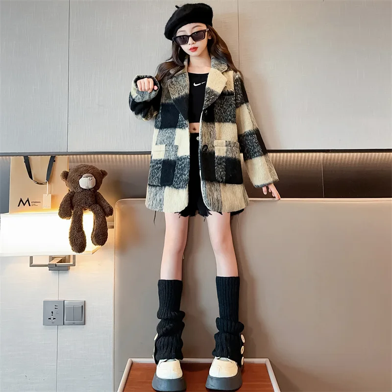 Girls' Korean plaid woolen coat autumn thickened mid length Hepburn style, high-end feeling suit woolen coat trend
Girls' Korean plaid woolen coat autumn thickened mid length Hepburn style, high-end feeling suit woolen coat trend