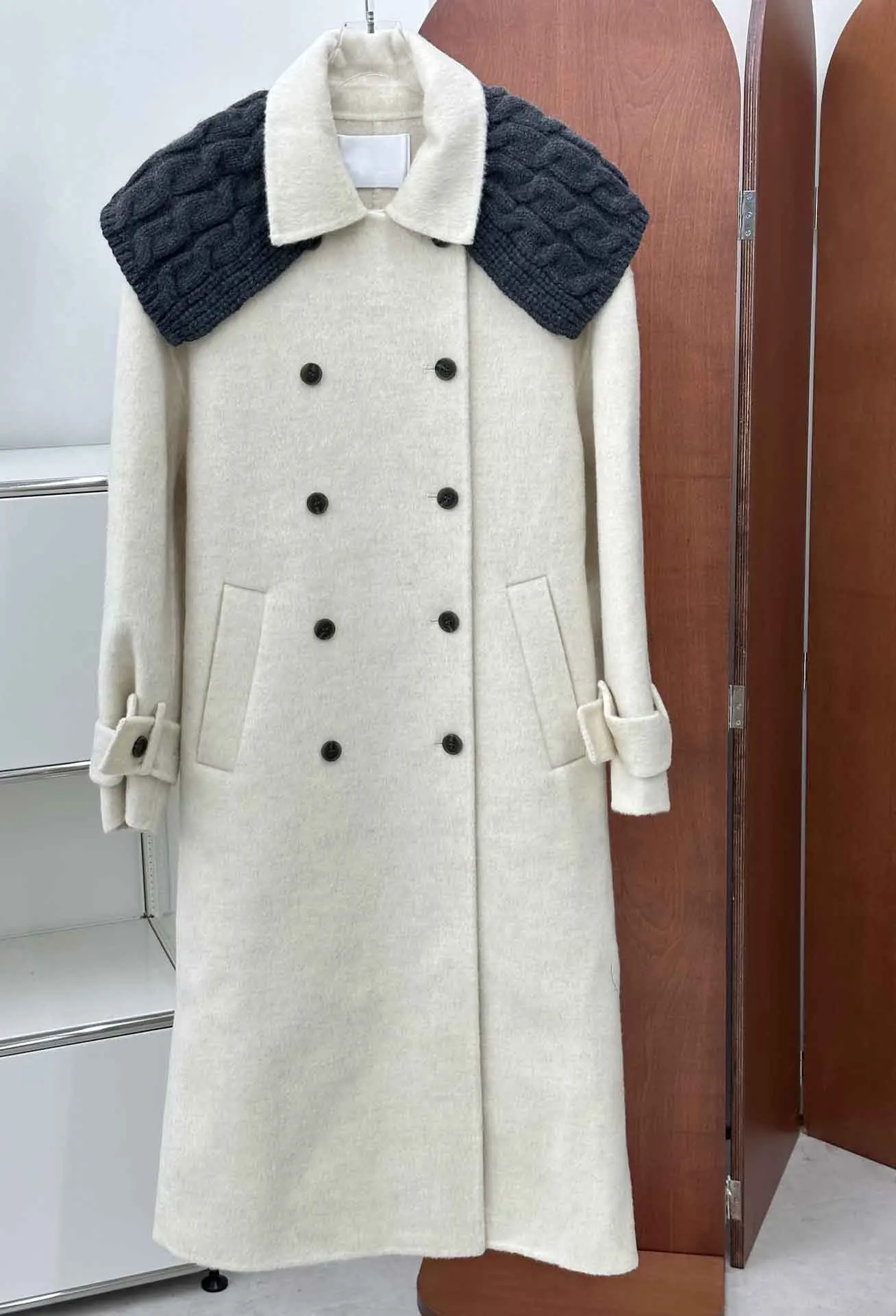 Новинка Осень-зима 2023 шерстяная шаль стильное длинное пальто на шнуровке в минималистическом стиле Широкий вариант не подчеркивает фигуру 
Новинка Осень-зима 2023 шерстяная шаль стильное длинное пальто на шнуровке в минималистическом стиле Широкий вариант не подчеркивает фигуру