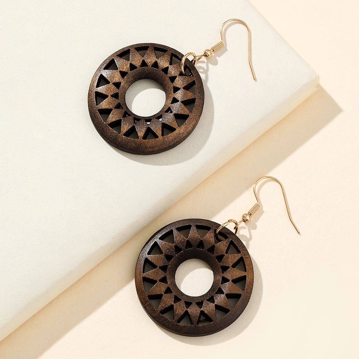 Women Wood Earrings Sunflower Hollow Carved Drop Earrings Ear Wear Fashion Jewelry Thanksgiving Day Gift
Women Wood Earrings Sunflower Hollow Carved Drop Earrings Ear Wear Fashion Jewelry Thanksgiving Day Gift