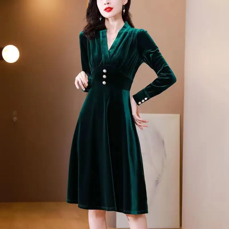 2023 New Women's Autumn and Winter Pullover V-neck Button Fashion Solid Color Slim Folds Fit Long Sleeved Golden Velvet Dress
2023 New Women's Autumn and Winter Pullover V-neck Button Fashion Solid Color Slim Folds Fit Long Sleeved Golden Velvet Dress
