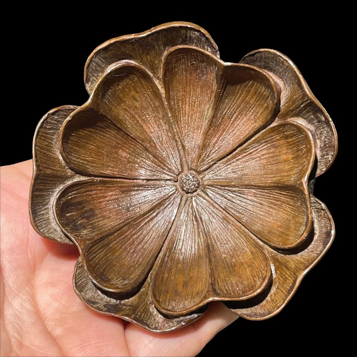 Antique copper Collection of Bronze Ware, Retro Gilded Old Baojiang, Lotus Flower, Lotus Leaf, Pen Wash Ware
Antique copper Collection of Bronze Ware, Retro Gilded Old Baojiang, Lotus Flower, Lotus Leaf, Pen Wash Ware