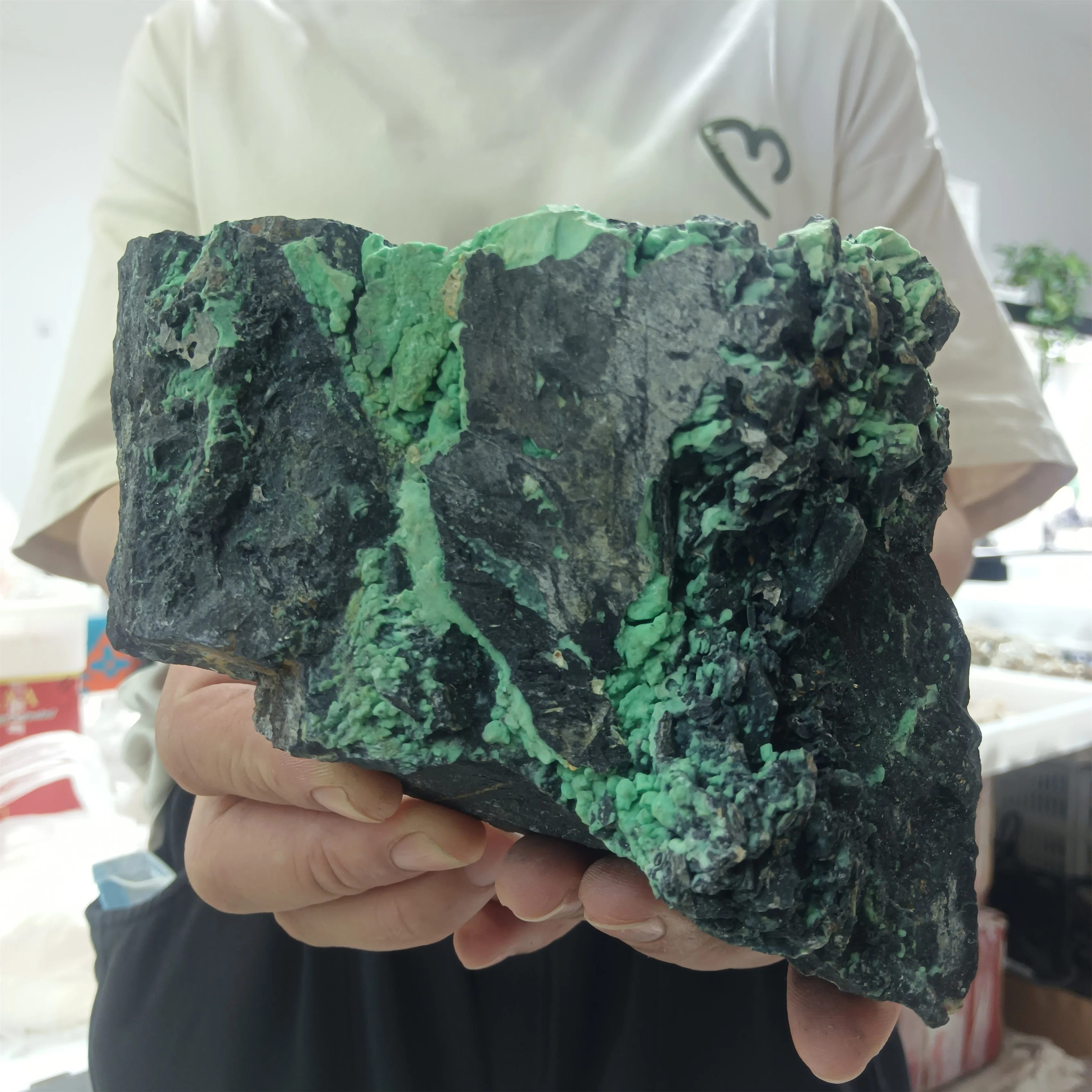 Magical Natural Emerald Raw Stone Ore Crystal Quartz Mineral Specimen Healing Energy Gem Home Office Degaussing Decoration
Magical Natural Emerald Raw Stone Ore Crystal Quartz Mineral Specimen Healing Energy Gem Home Office Degaussing Decoration