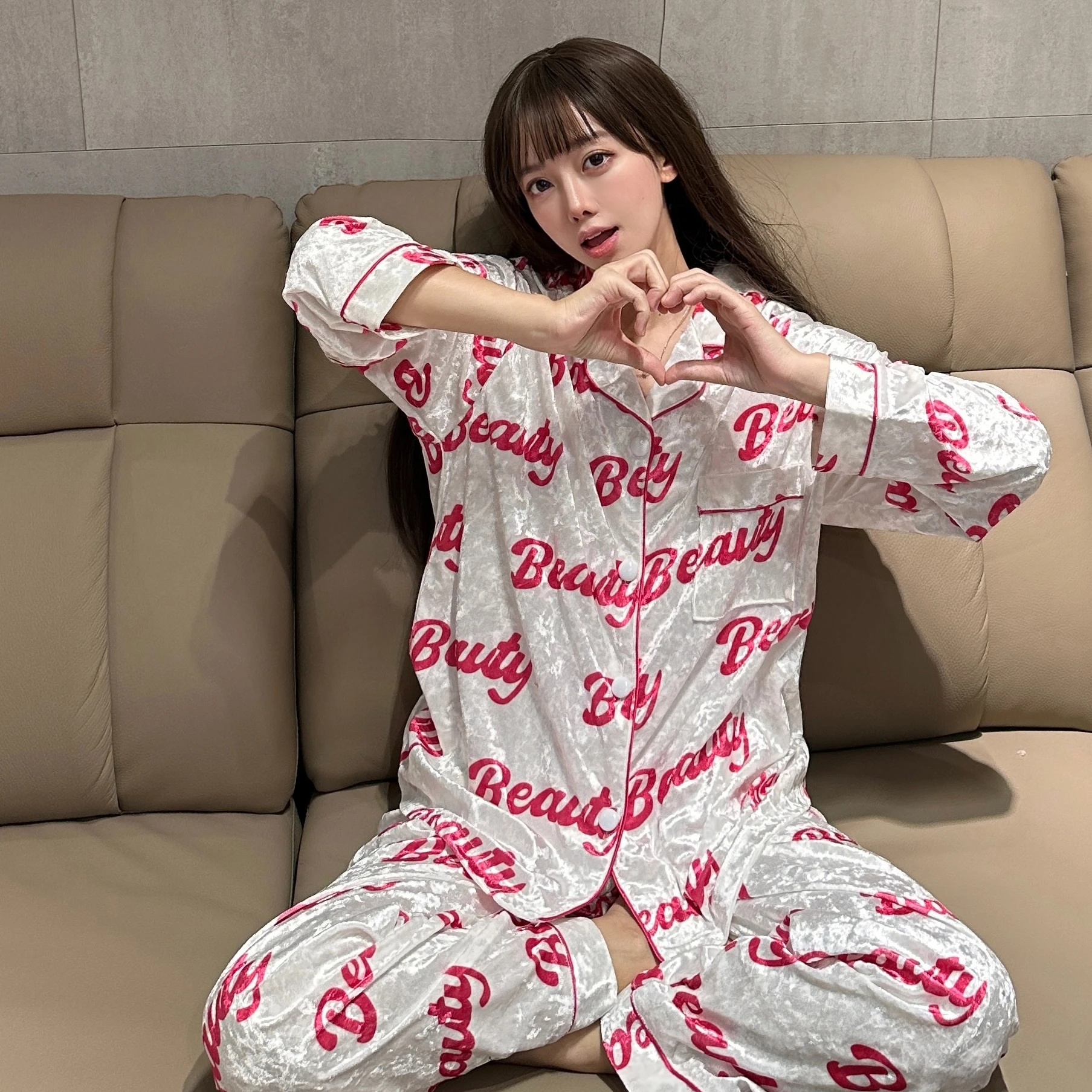 Letter Printed Women Pajama Set Comfortable Two Piece Long Sleeve and Pants Pijama Gold Velvet Pyjama
Letter Printed Women Pajama Set Comfortable Two Piece Long Sleeve and Pants Pijama Gold Velvet Pyjama
