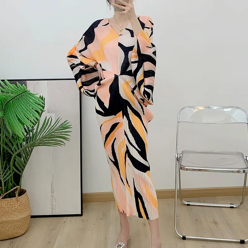 

Miyake Pleated Printed Bat Sleeve Long Dress 2023 Summer Western Style Age-reducing Niche Design Sense V-neck Dresses Women