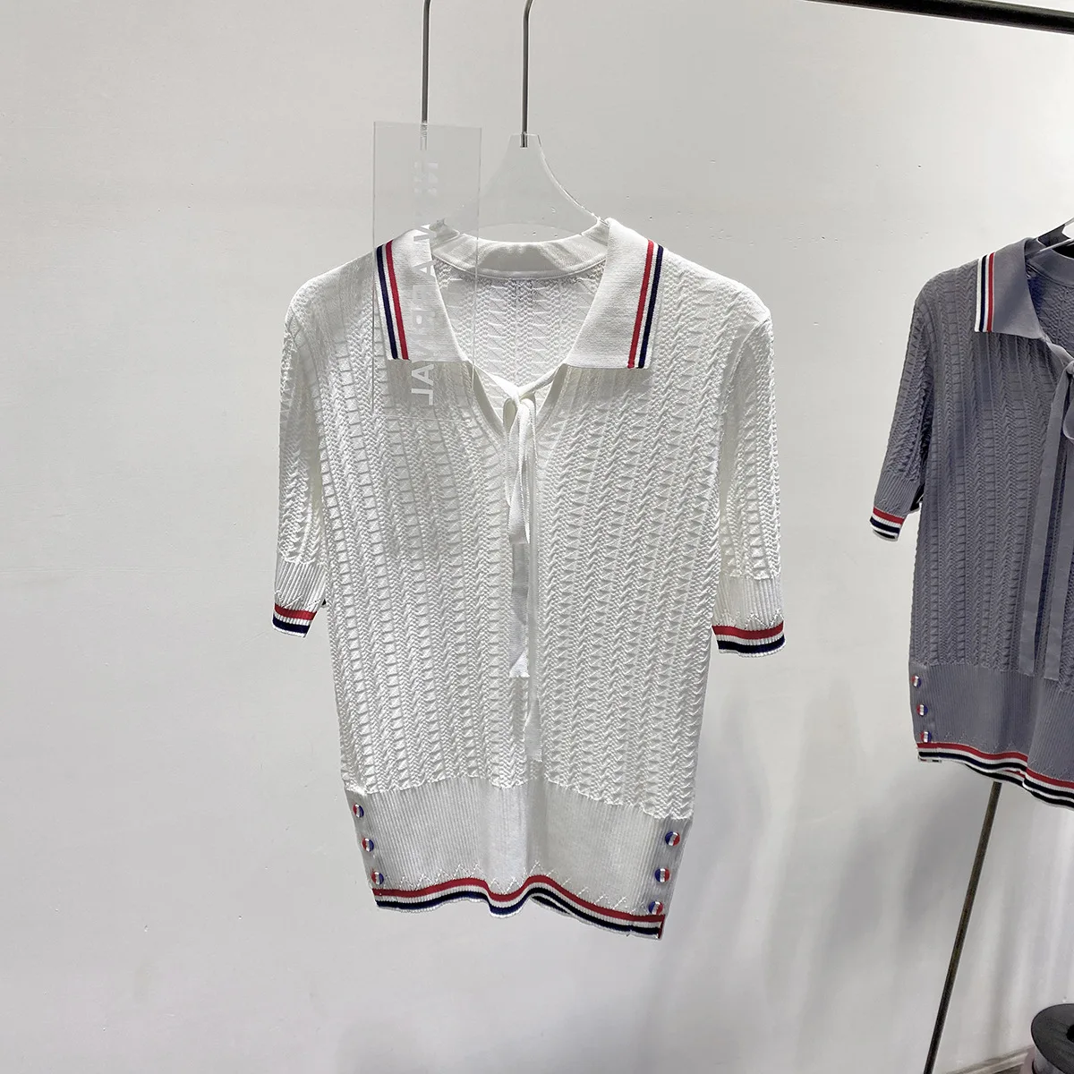 2023 Summer Women New Polo Shirt Striped Blouse Turn Down Collar Korean Design Top V-Neck Tie Slim
2023 Summer Women New Polo Shirt Striped Blouse Turn Down Collar Korean Design Top V-Neck Tie Slim