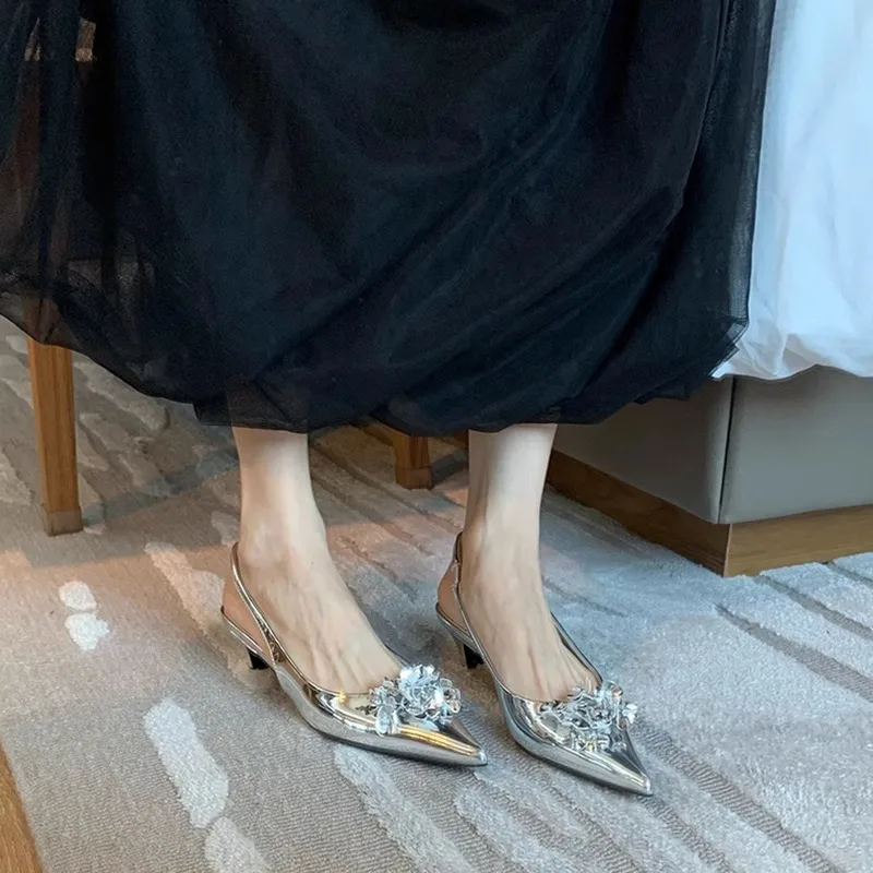 Silver Flower Embellished High Heels Patent Leather Pointed Toe Slingback Women Shoes Low Heel French Style Sandals Sandalias
Silver Flower Embellished High Heels Patent Leather Pointed Toe Slingback Women Shoes Low Heel French Style Sandals Sandalias