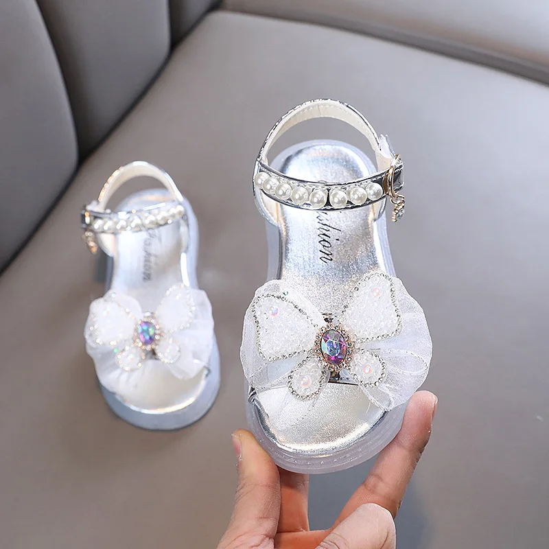 

2023 Summer Girls Causal Sandals Princess Pearls Beading Shoes Fashion Bling Dance Party Sandals Baby Sliver Wedding Beach Shoes