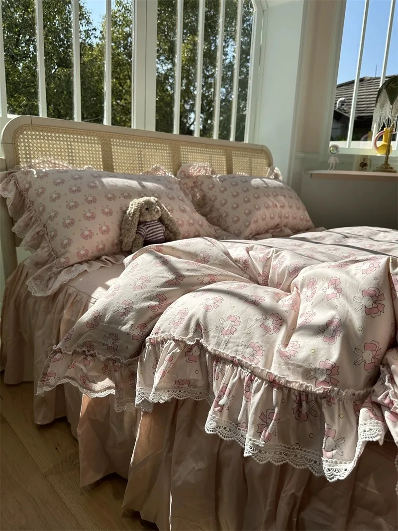bed linen,Luxury high-end new Korean girl pink princess lace bed skirt, pure cotton duvet cover, four piece bedding set.
bed linen,Luxury high-end new Korean girl pink princess lace bed skirt, pure cotton duvet cover, four piece bedding set.