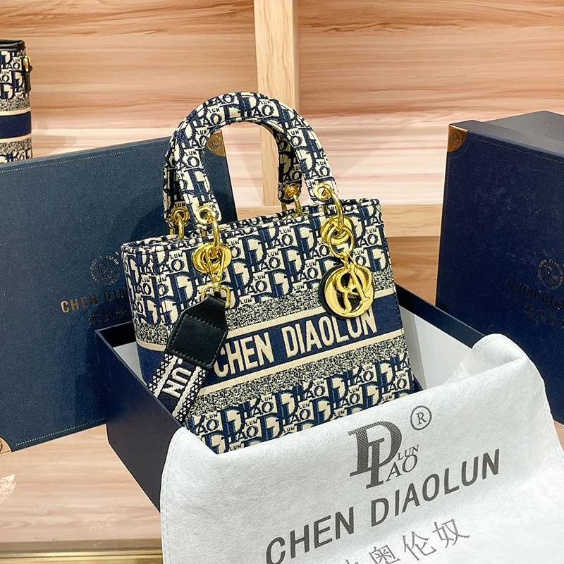 Новинка 2023, роскошные женские сумки на плечо DIAOLUN, дизайнерские сумки через плечо с вышивкой, женские дорожные сумки-тоут
Новинка 2023, роскошные женские сумки на плечо DIAOLUN, дизайнерские сумки через плечо с вышивкой, женские дорожные сумки-тоут