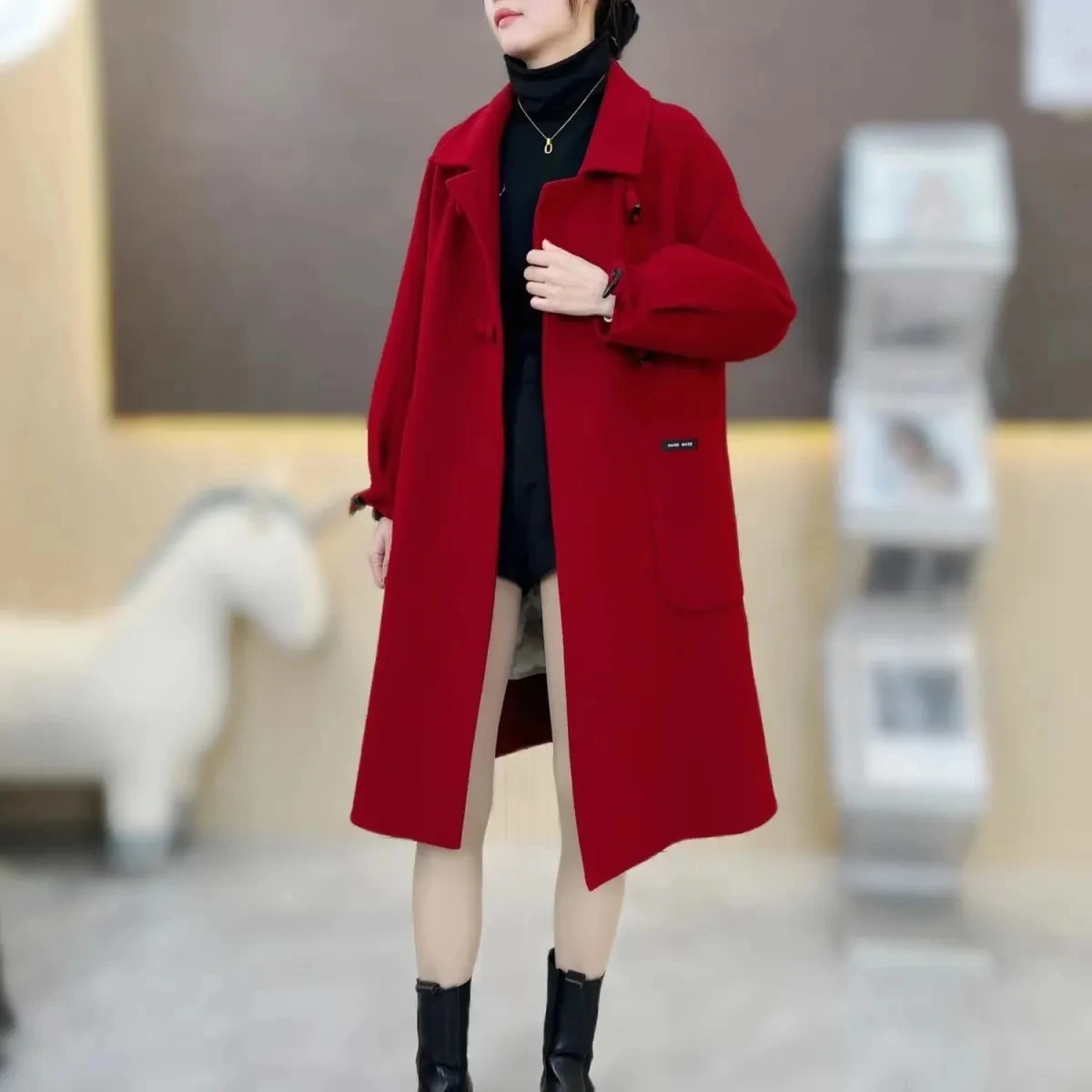 High-End Red Woolen Coat For Women's 2023 Joker Horn Buckle Liner Wool Jackets Top Autumn Winter Down Cotton Wool Outwear Female
High-End Red Woolen Coat For Women's 2023 Joker Horn Buckle Liner Wool Jackets Top Autumn Winter Down Cotton Wool Outwear Female