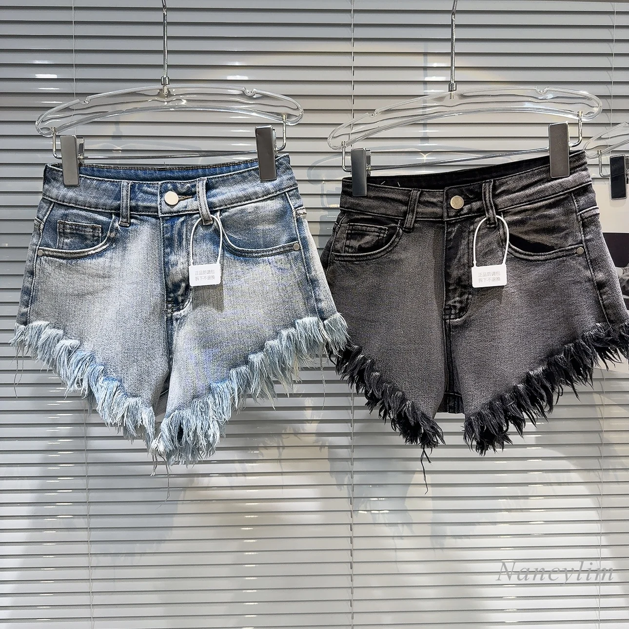 

2024 Summer New Niche Hot Girl Beveled Raw Edge Distressed Washed Gradient Three Points Denim Shorts for Women Street Hot Pants