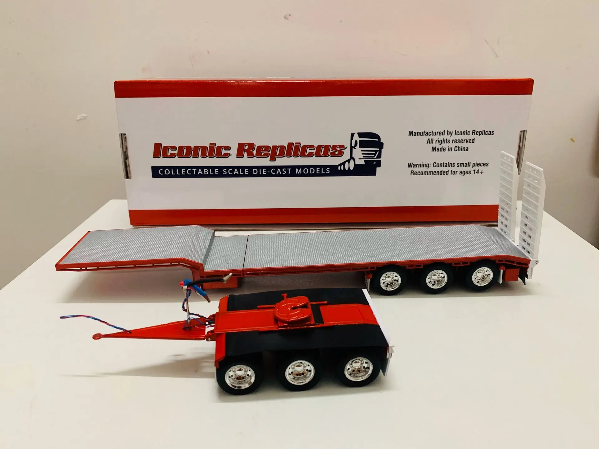 

1:50 Scale Die-Cast Collectable Truck Model Iconic Replicas CTE 45' Extendable Drop Deck Trailer 3 Axle Red New in Box