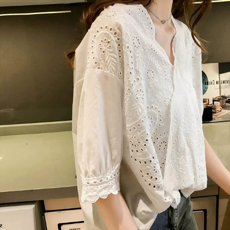 Hollow Out Lace Wave V Neck Blouse Women Loose Solid Elegant Tops Korean Short Sleeve White Shirts Women Summer Clothing 28021
Hollow Out Lace Wave V Neck Blouse Women Loose Solid Elegant Tops Korean Short Sleeve White Shirts Women Summer Clothing 28021