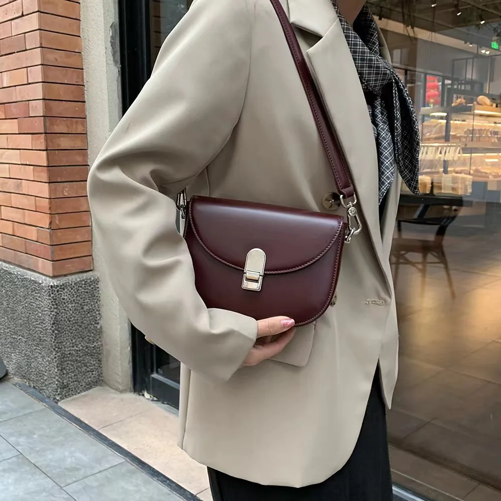 

New Niche Designer Luxury Retro Semi-circular Saddle bag Exquisite And Versatile Armpit Bag High-end casual Simple Shoulder Bag