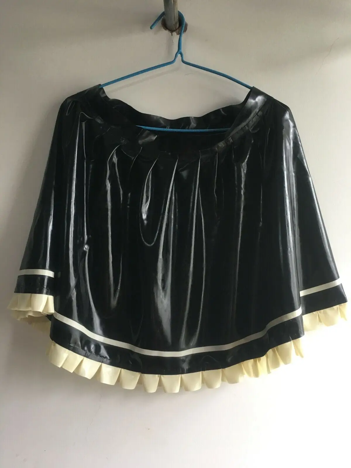 100% Latex Rubber Gummi Black Skirt Ruffled Edge Cosplay Masquerade with White Strips 0.4mm S-XXL
100% Latex Rubber Gummi Black Skirt Ruffled Edge Cosplay Masquerade with White Strips 0.4mm S-XXL