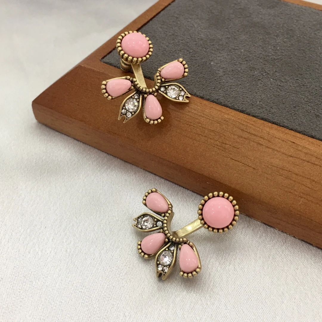 Light Luxury Palace Style Elegant and Exquisite Earrings Female
Light Luxury Palace Style Elegant and Exquisite Earrings Female