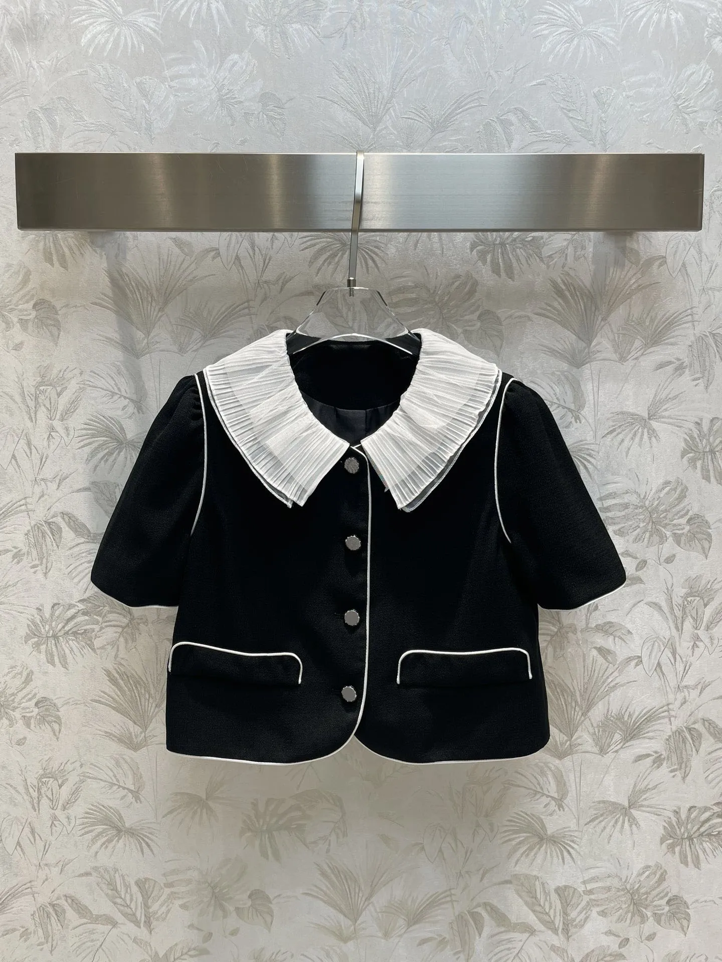 2023 collar short sleeve design simple atmospheric acetic acid fabric comfortable and breathable
2023 collar short sleeve design simple atmospheric acetic acid fabric comfortable and breathable