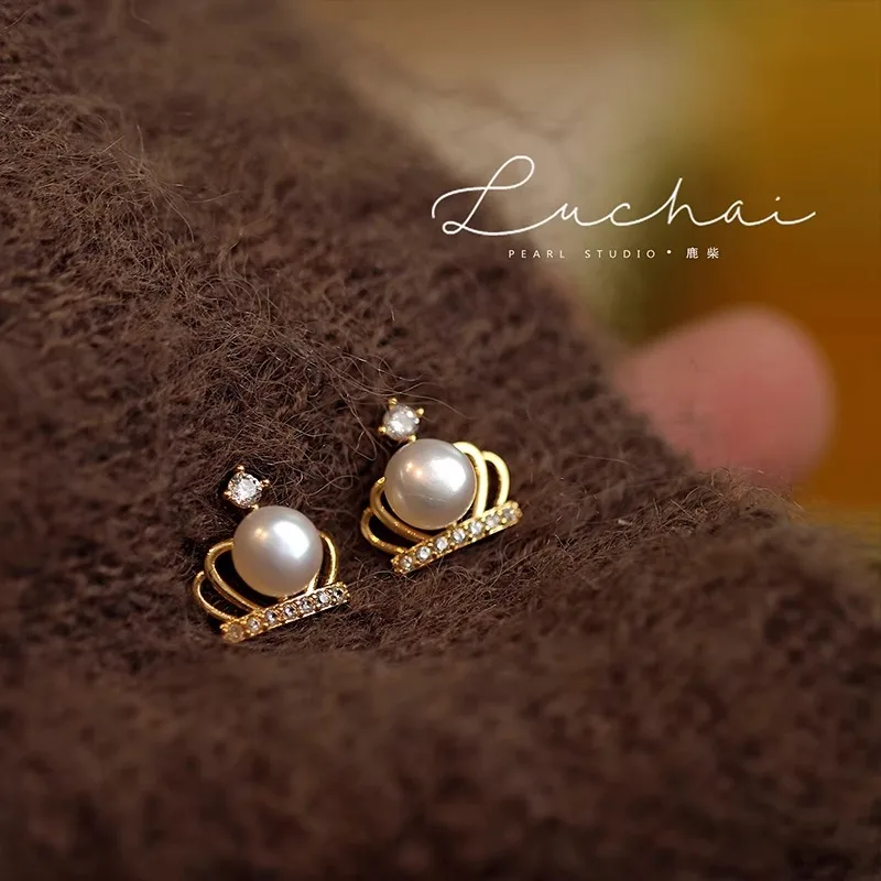 Light luxury 925 silver needle 6A strong light natural freshwater pearl crown stud earrings for women
Light luxury 925 silver needle 6A strong light natural freshwater pearl crown stud earrings for women