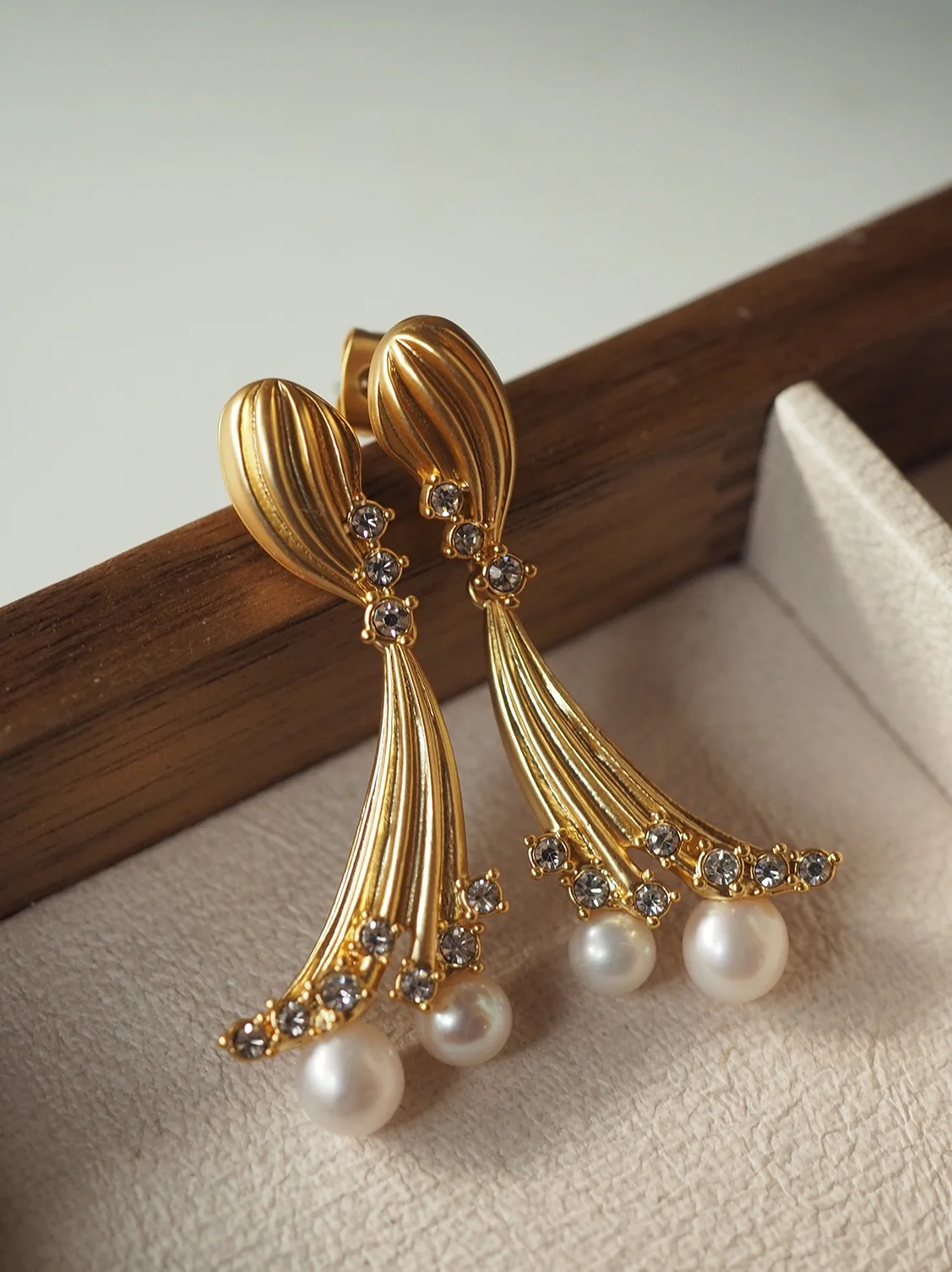 Free Shipping Fashion Gold Freshwater Pearl Ear Stud Vintage Elegant 14K Gold Plate Pearl Zircon CZ Lily Flower Earring Jewelry
Free Shipping Fashion Gold Freshwater Pearl Ear Stud Vintage Elegant 14K Gold Plate Pearl Zircon CZ Lily Flower Earring Jewelry