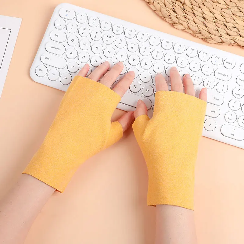 Half-finger gloves women's hair in autumn and winter spot autumn moisturizing warm knock keyboard fingerless gloves 
Half-finger gloves women's hair in autumn and winter spot autumn moisturizing warm knock keyboard fingerless gloves