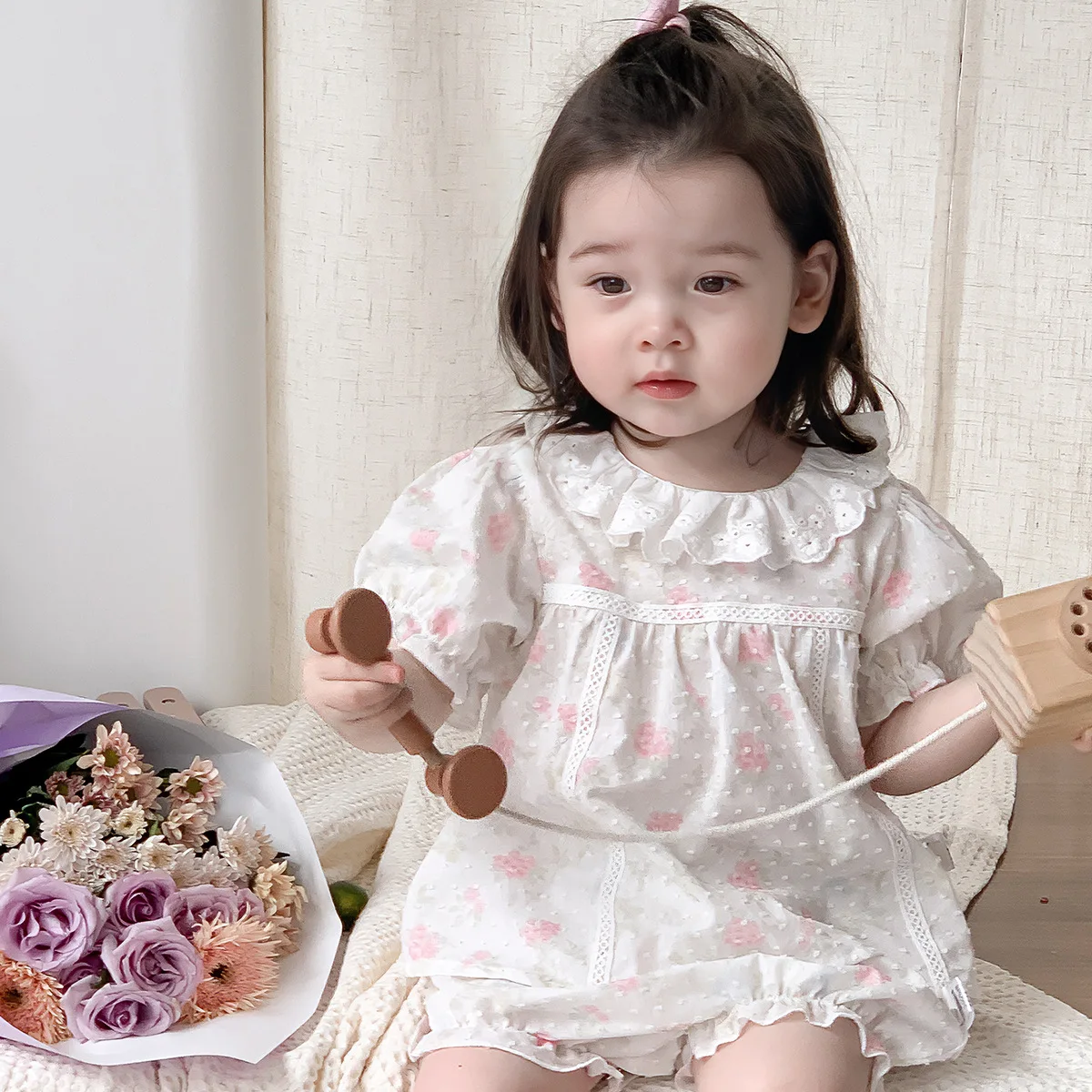 Комплект летней одежды для маленьких девочек из 2 предметов, топы с короткими рукавами-фонариками и цветочным принтом в Корейском стиле, муслиновые шорты, наряды для новорожденных девочек
Комплект летней одежды для маленьких девочек из 2 предметов, топы с короткими рукавами-фонариками и цветочным принтом в Корейском стиле, муслиновые шорты, наряды для новорожденных девочек