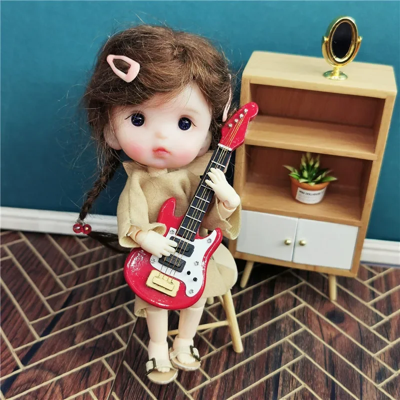

1:8 1:12 мини красная модель баса OB11 аксессуары для кукол кукольный домик Миниатюрный инструмент музыкальная игрушка орнамент Prop домашний декор 8,5 см