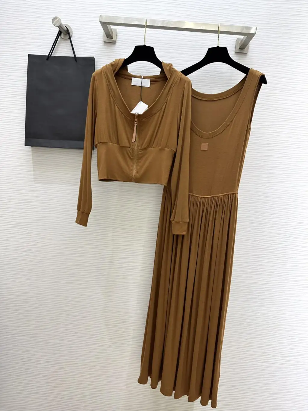 Autumn and winter new, every pair of two-piece hooded short coat ➕U neckline long dress
Autumn and winter new, every pair of two-piece hooded short coat ➕U neckline long dress