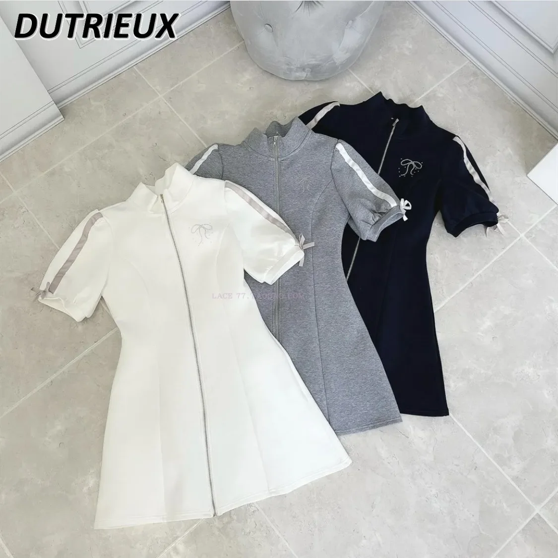 Japanese Pure Original Sweet Sports Sense Rhinestone Ribbon Short Sleeve Dress Cute Girl Stand-up Collar Cinched Zipper Dresses
Japanese Pure Original Sweet Sports Sense Rhinestone Ribbon Short Sleeve Dress Cute Girl Stand-up Collar Cinched Zipper Dresses