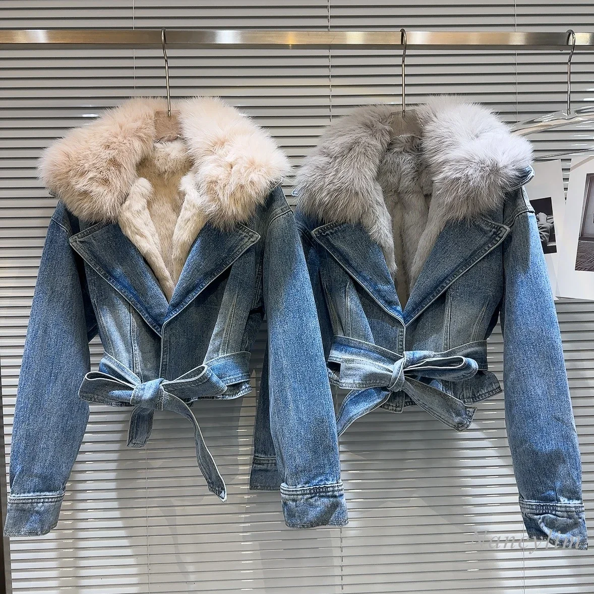 2023 WinterWoman Short Warm Coat New European Street Real Fox Fur Collar Rabbit Fur Lining Belt Waist Denim Jacket Coat
2023 WinterWoman Short Warm Coat New European Street Real Fox Fur Collar Rabbit Fur Lining Belt Waist Denim Jacket Coat
