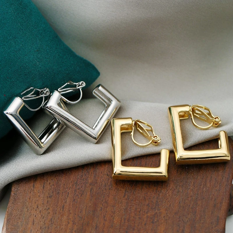 Girl's Birthday Gift Fashionable Smooth Face No Ear Hole Exaggerated Light Luxury Square Ear studs New Commuter Premium Earrings
Girl's Birthday Gift Fashionable Smooth Face No Ear Hole Exaggerated Light Luxury Square Ear studs New Commuter Premium Earrings