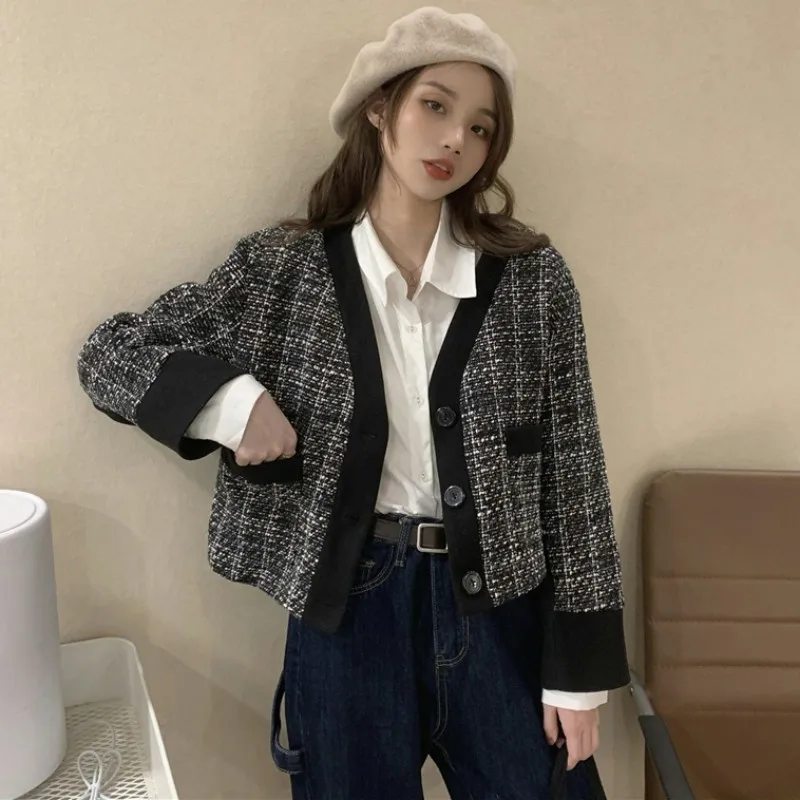 2023 Trench Coat Autumn And Winter New Korean Vintage Wool Short Warm Clothes For Women Splicing Long Sleeve Design Top
2023 Trench Coat Autumn And Winter New Korean Vintage Wool Short Warm Clothes For Women Splicing Long Sleeve Design Top
