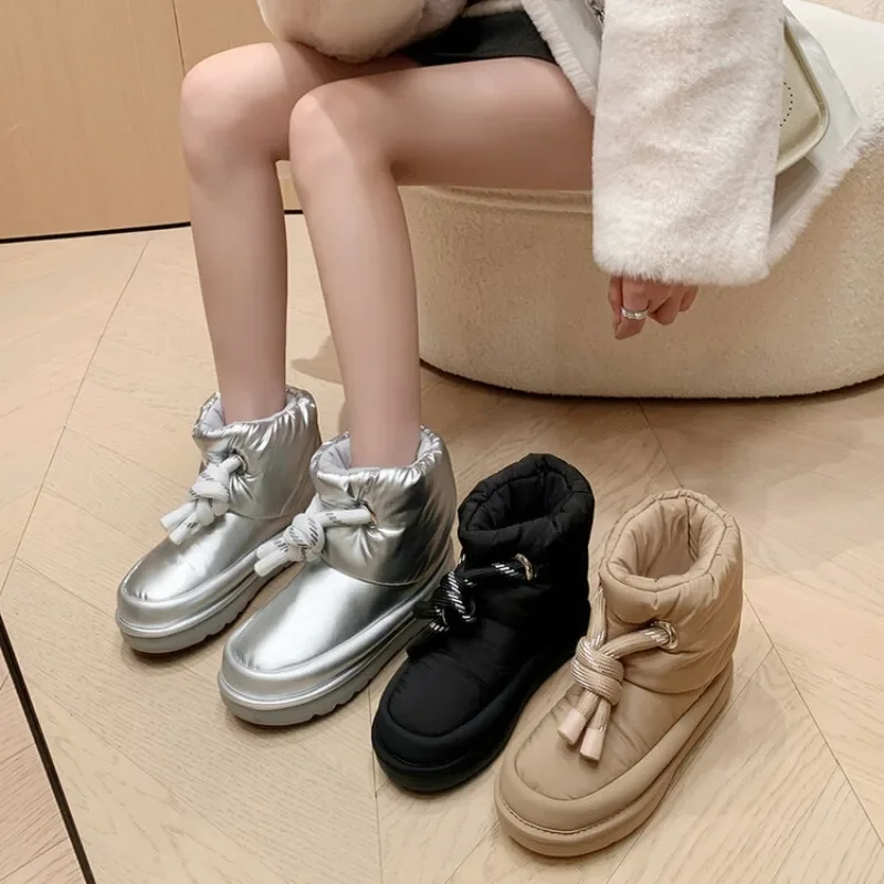 2023 Women's Winter New Mid Cap Plush Thickened Silver Bright Face Light Down Warm Short Cap Snow Boots Women's Thick Sole Boots
2023 Women's Winter New Mid Cap Plush Thickened Silver Bright Face Light Down Warm Short Cap Snow Boots Women's Thick Sole Boots