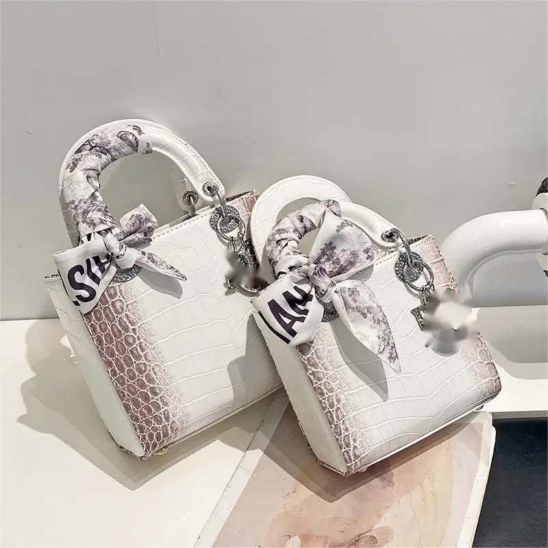 Women Simple Shoulder Bag Lizard pattern shoulder -handed handbody bag For Pretty Young Girl
Women Simple Shoulder Bag Lizard pattern shoulder -handed handbody bag For Pretty Young Girl
