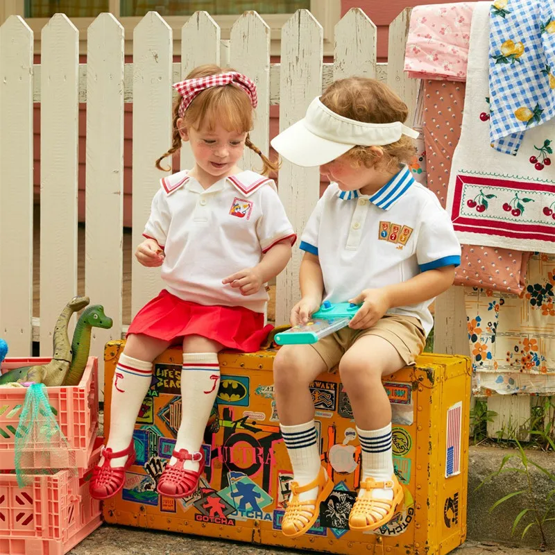 Детская летняя одежда для мальчиков и девочек, Повседневная хлопковая плиссированная юбка с короткими рукавами и отложным воротником в Корейском стиле, комплект из двух предметов
Детская летняя одежда для мальчиков и девочек, Повседневная хлопковая плиссированная юбка с короткими рукавами и отложным воротником в Корейском стиле, комплект из двух предметов