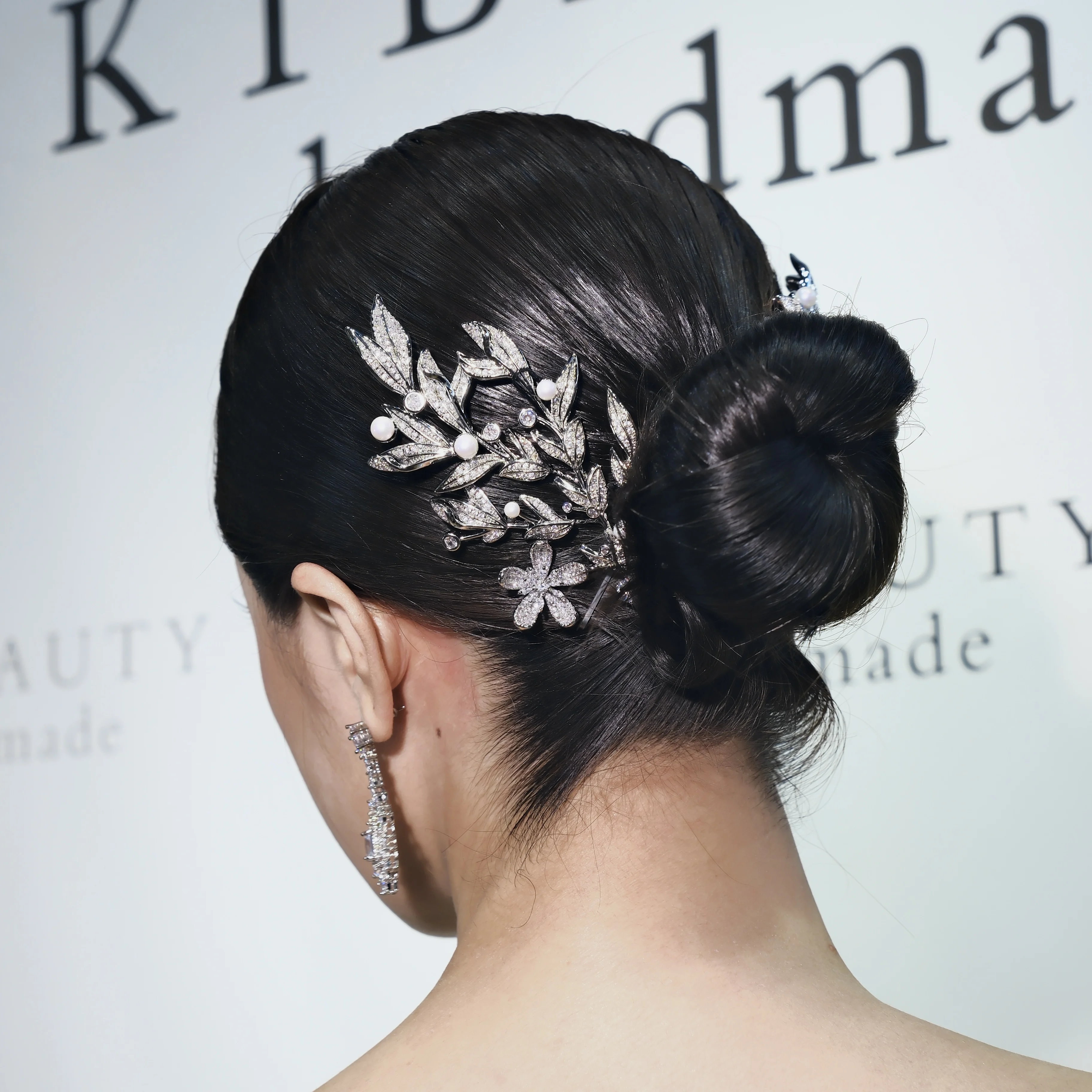 KTBEAUTY 2024 New Styles White Stones Cubic Zirconia Luxury Bridal Headpieces Flowers Pearls Comb For Wedding
KTBEAUTY 2024 New Styles White Stones Cubic Zirconia Luxury Bridal Headpieces Flowers Pearls Comb For Wedding