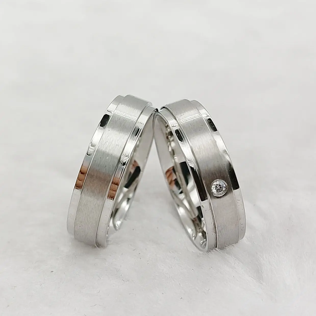 Wholesale Wedding Rings for Couples Designer Waterproof No Fade Silver Surgical Steel Jewelry Lover's Promise Finger Ring
Wholesale Wedding Rings for Couples Designer Waterproof No Fade Silver Surgical Steel Jewelry Lover's Promise Finger Ring