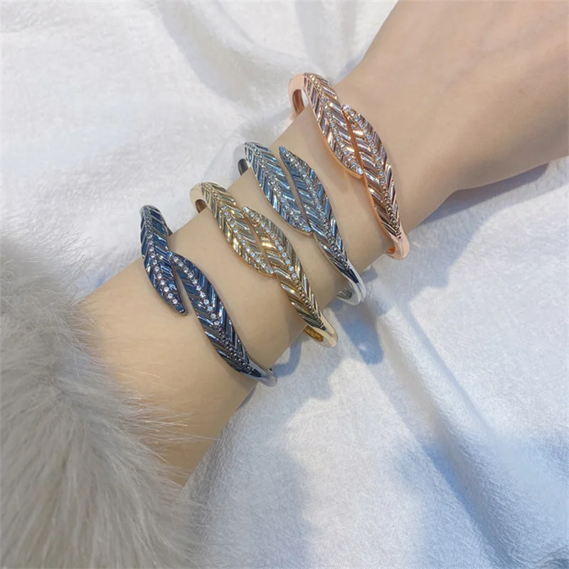 SOAR EAST Gold Color Zinc Alloy Inlaid Uxurious Bracelet Electroplate Trendy Bangles Original Design Fashion Jewelry Accessories
SOAR EAST Gold Color Zinc Alloy Inlaid Uxurious Bracelet Electroplate Trendy Bangles Original Design Fashion Jewelry Accessories