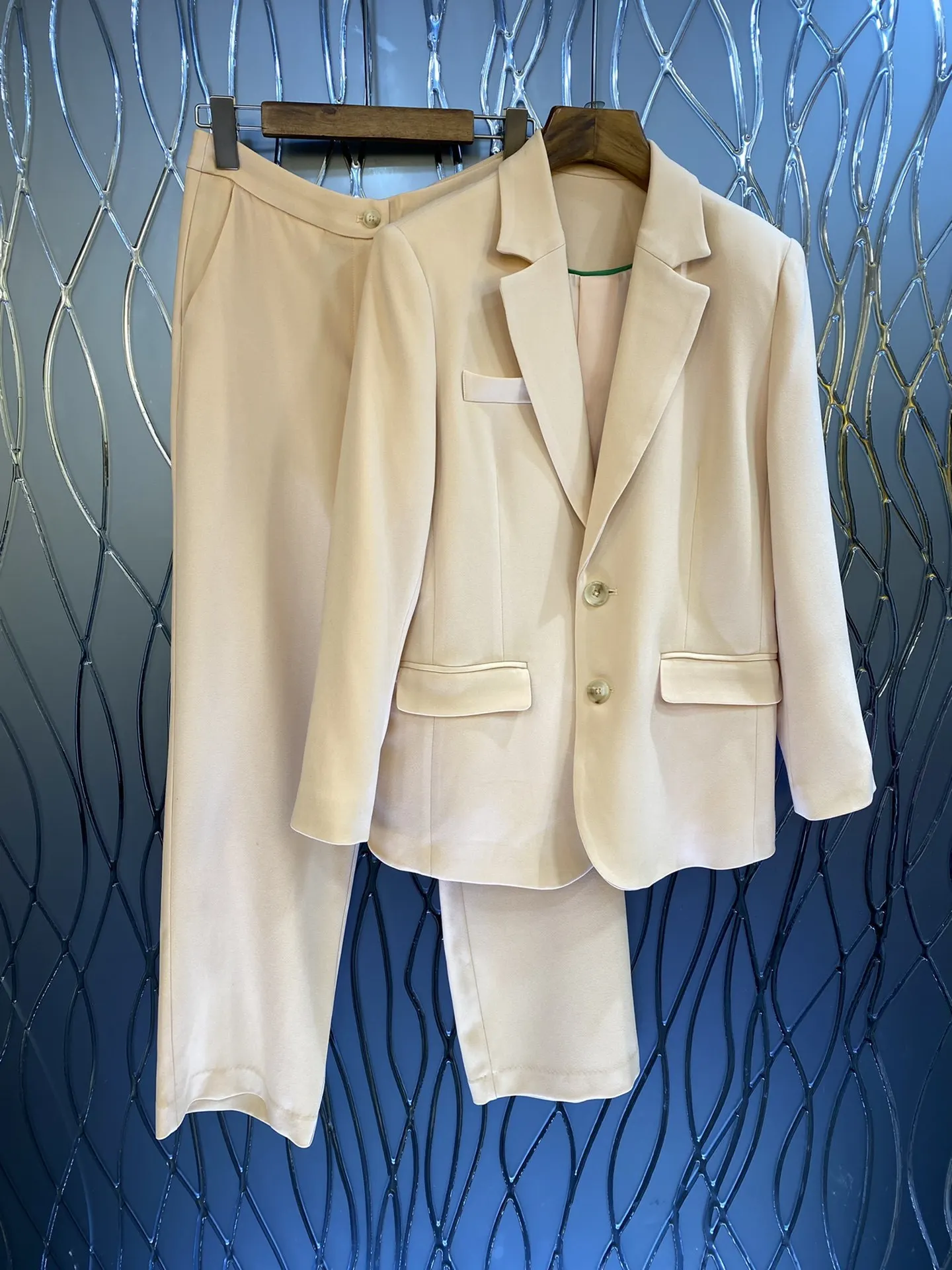 Зимняя и осенняя Новинка 2023, женская одежда, пиджак с брюками 1024
Зимняя и осенняя Новинка 2023, женская одежда, пиджак с брюками 1024